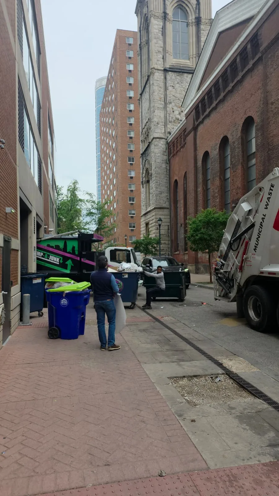 Metro Waste Solutions mixed operations in the Philadelphia metro area — real fleet photo 2