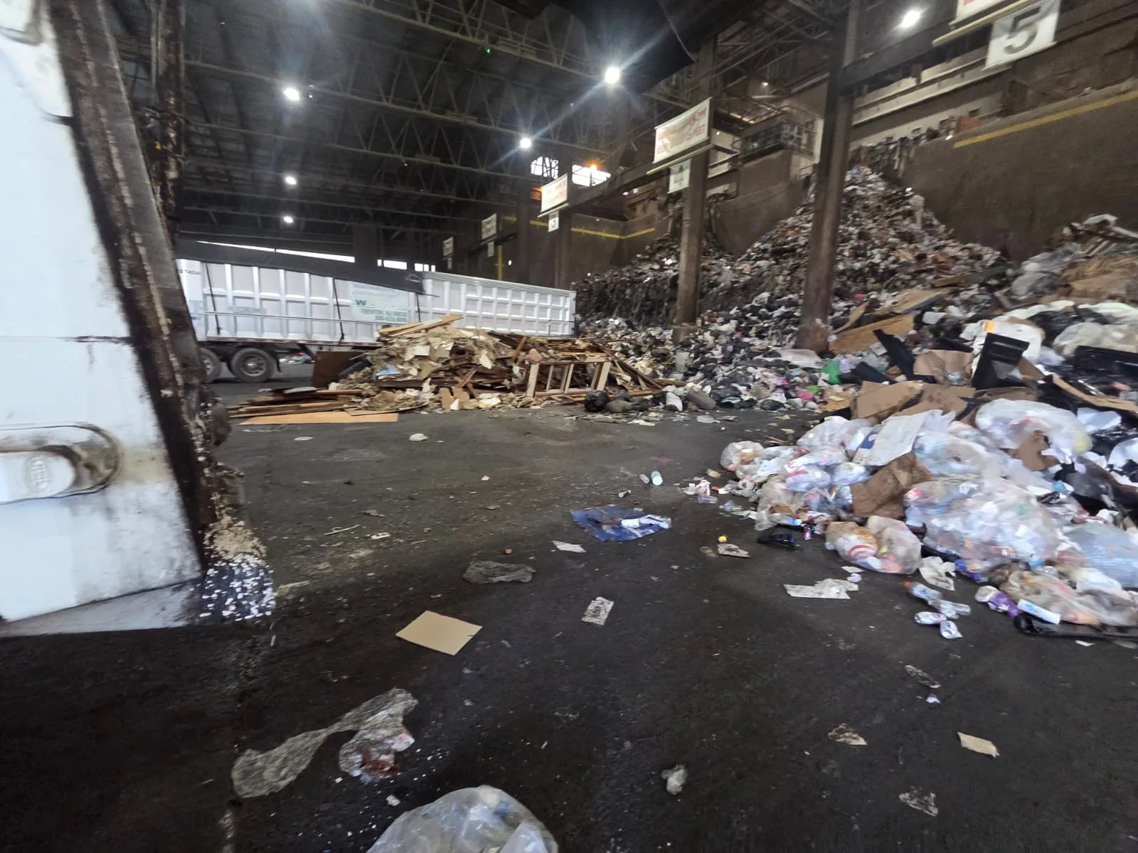 Metro Waste Solutions front-load service in the Philadelphia metro area — real fleet photo 21