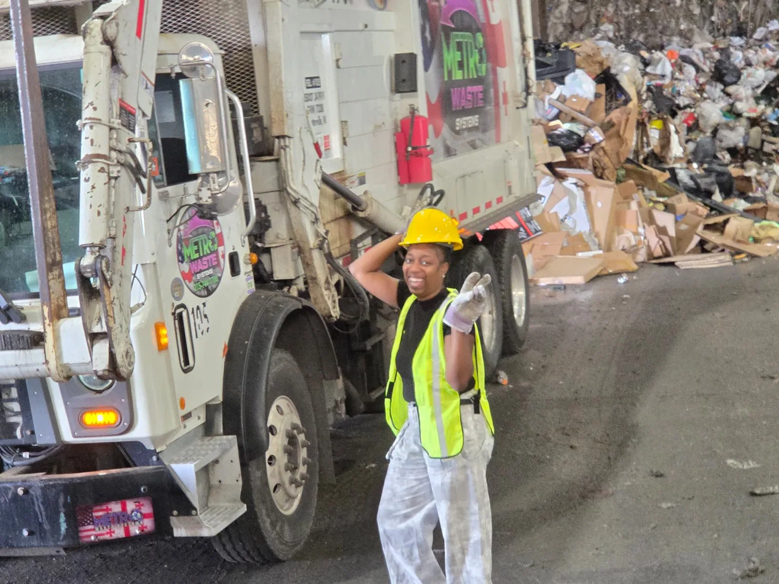 Metro Waste Solutions front-load service in the Philadelphia metro area — real fleet photo 40