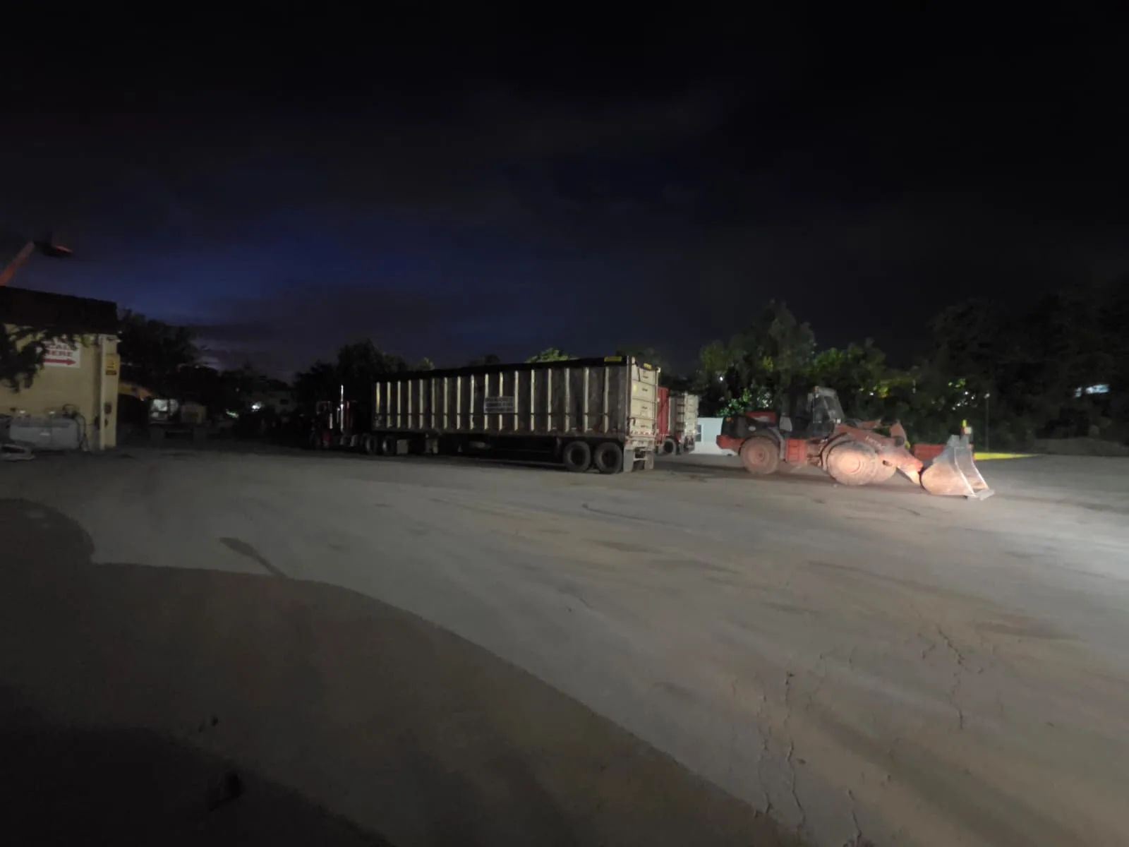 Metro Waste Solutions transfer station in the Philadelphia metro area — real fleet photo 16